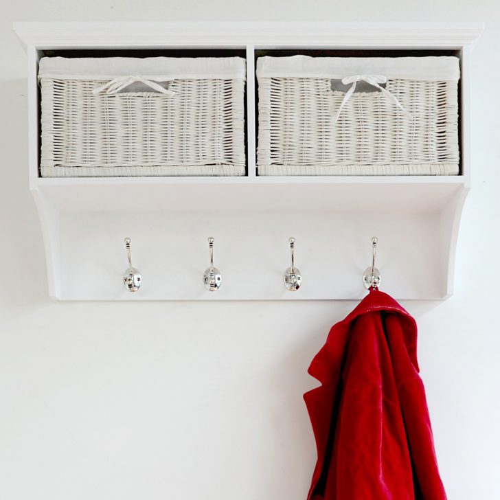 Półka na akcesoria Półka ścienna na akcesoria i dekoracje w nowoczesnym przedpokoju 2026.