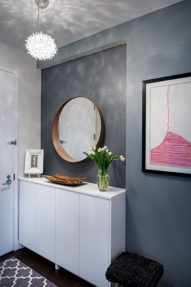 Komoda z lustrem Funkcjonalna komoda z szufladami i lustrem w klasycznym przedpokoju 2026.