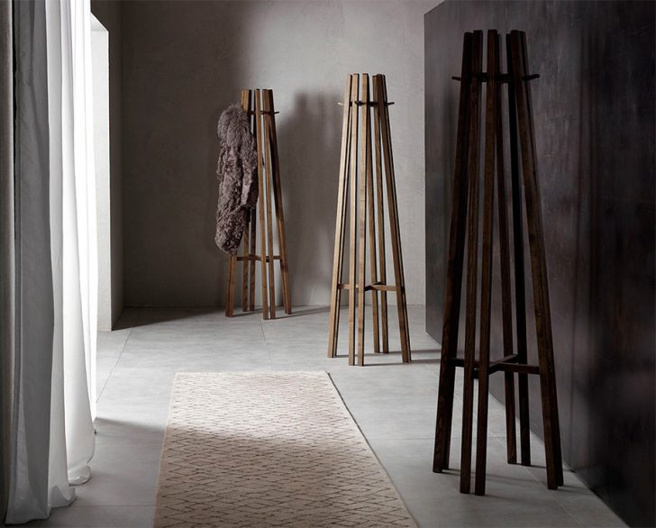 Wieszaki dla Gości Kawiarni Rząd metalowych wieszaków podłogowych dla gości w stylowej kawiarni.