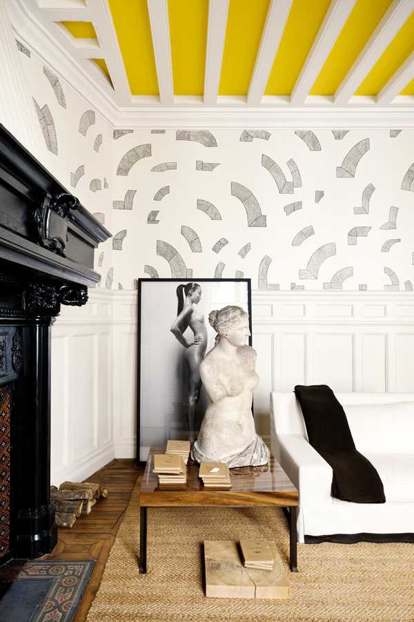 Hotel: Eklektyczna oaza Architektura hotelowa Kreta 2026: Luksusowy pokój z elementami eklektycznego wystroju i nutą historii.