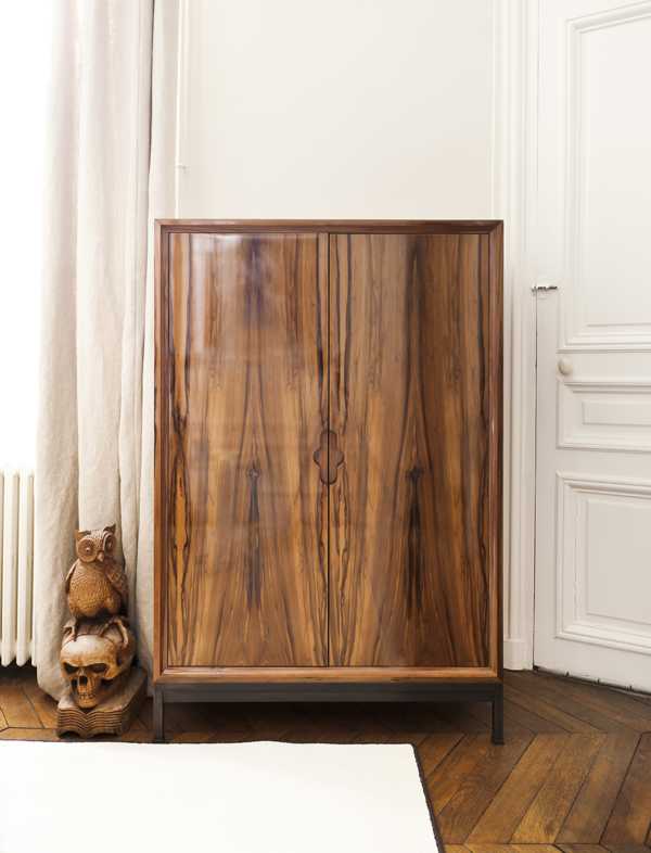 Ogród pełen historii Luksusowe wakacje na Krecie 2026: Eklektyczny ogród hotelowy z elementami śródziemnomorskiej roślinności.