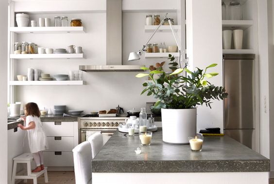 Kuchnia z półkami w 2026: Piękna i funkcjonalna przestrzeń dla Ciebie — Półki wiszące do kuchni