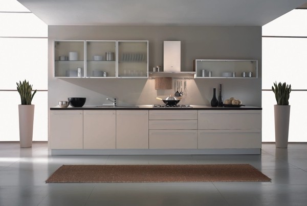 Kuchenne półki loft Wiszące półki kuchenne z metalu i litego drewna, dodające charakteru stylowi loft w kuchni.