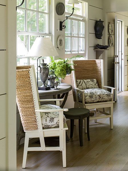 Ślubna Elegancja Elegancki dekor krzesła na ślub z białymi kwiatami i delikatną tkaniną