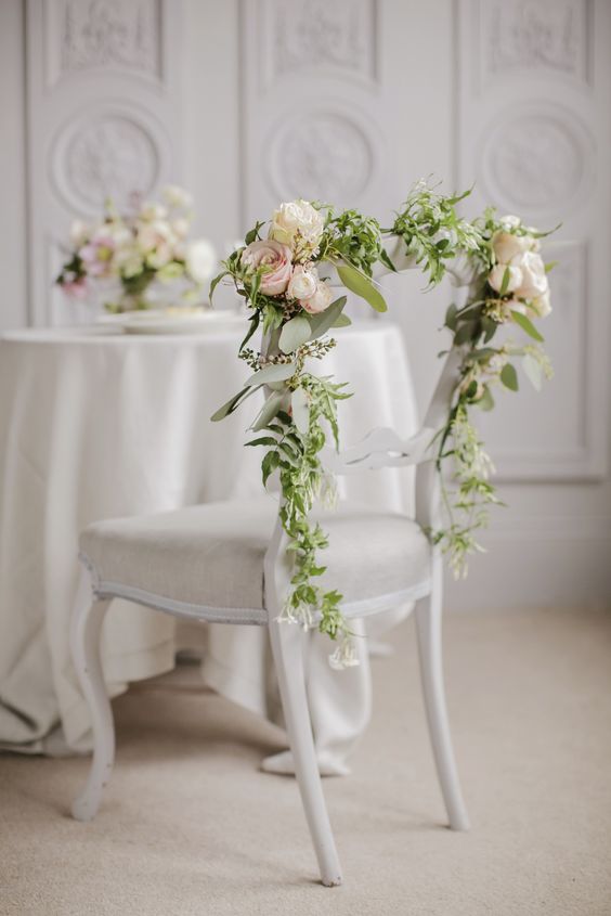 Rustykalny Urok Inspirująca dekoracja krzesła: juta, kwiaty i drewniane akcenty w rustykalnym stylu