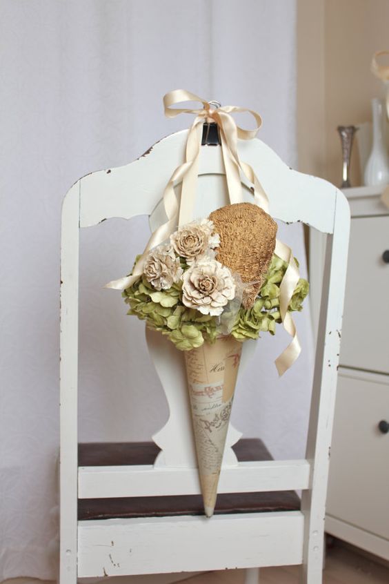 Koronka i Juta: Idealne połączenie! Detale dekoracji krzesła: juta i delikatna koronka, inspiracja na dekoracje ślubne.