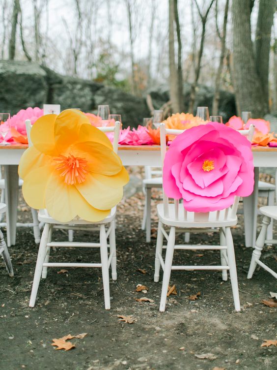 Naturalny Akcent: Kwiaty i juta! Krzesło z dekoracją z juty i kwiatów, inspiracja na naturalne dekoracje ślubne.