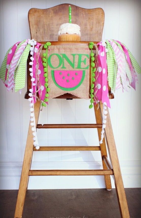 Delikatność i Elegancja! Elegancka dekoracja krzesła z wykorzystaniem delikatnych tkanin i kwiatów na dekoracje ślubne.