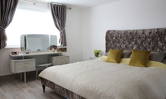 Komfortowa toaletka Planowanie sypialni: więcej miejsca przed toaletką dla komfortowego użytkowania.