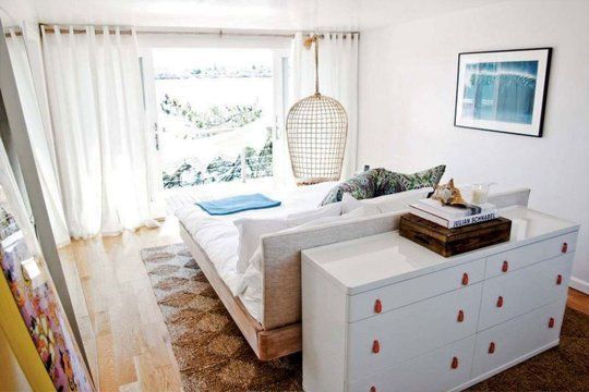 Łóżko centralne Design sypialni w małym mieszkaniu: łóżko na środku dla komfortu.