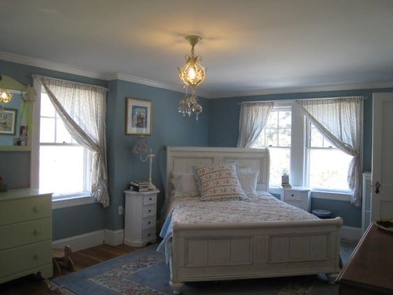 Ukośne łóżko Ergonomiczna sypialnia: ukośne łóżko i meble optymalizują przestrzeń.