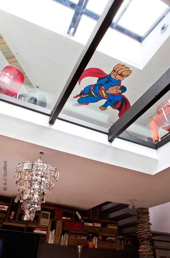 Pop-art w Trzech Wymiarach Mieszkanie trzypoziomowe urządzone w stylu pop-art z intensywnymi barwami i unikalnymi elementami.