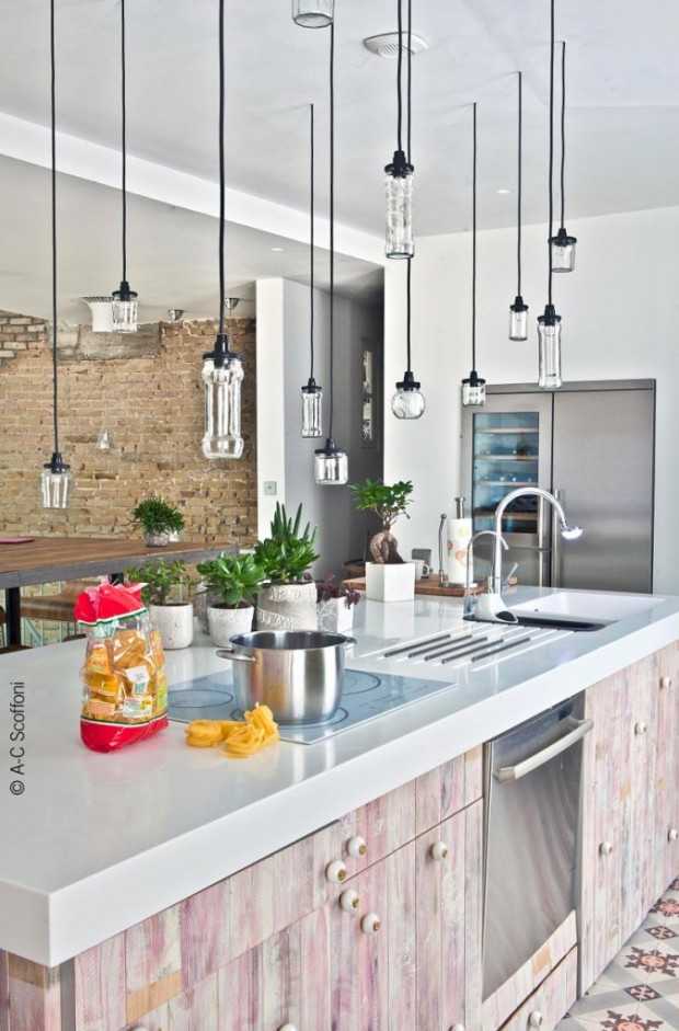 Pop-art w Detalu Detale w stylu pop-art w mieszkaniu, w tym kolorowe meble i oryginalne obrazy.