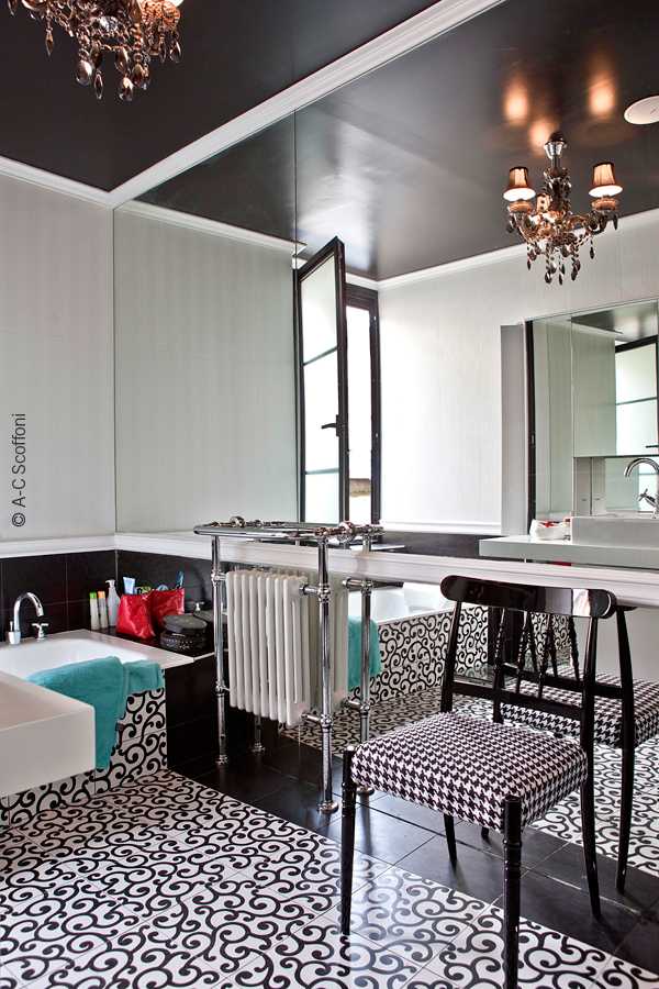 Pop-artowa Przestrzeń Przestronne mieszkanie urządzone w stylu pop-art z otwartą przestrzenią i kolorowymi akcentami.