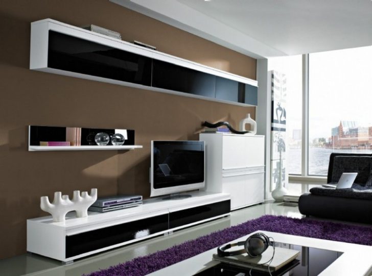 Drewniana szafka RTV Klasyczna szafka RTV z drewna, zapewniająca trwałość i elegancję na lata.