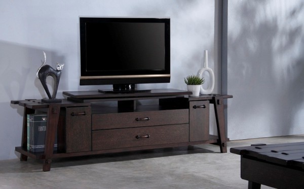 Wisząca szafka RTV Szafka RTV wisząca, oszczędzająca miejsce na podłodze w małym salonie.