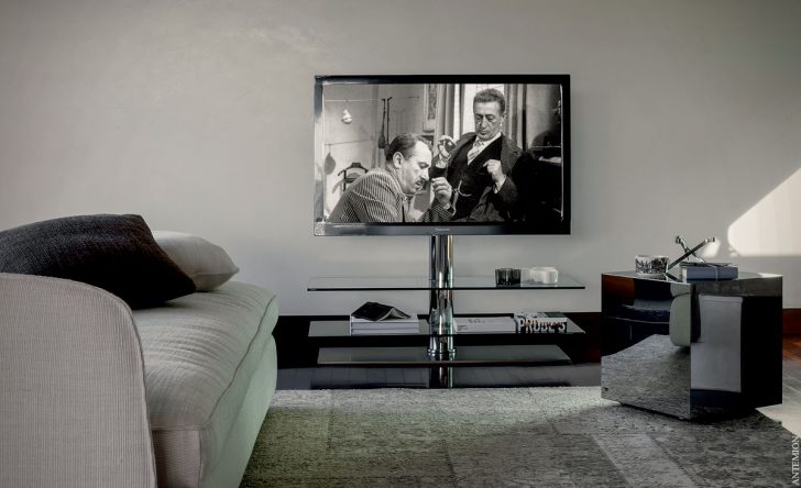 Duża szafka RTV Duża szafka RTV z miejscem na telewizor i sprzęt audio, centrum rozrywki.