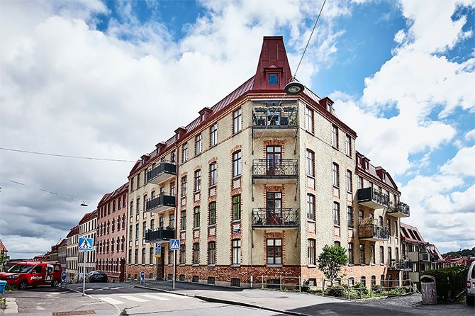 Kamienica w Göteborgu Elegancki fasada zabytkowej kamienicy w Göteborgu, w której znajduje się projektowane mieszkanie.