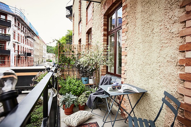 Relaks na balkonie Przytulny balkon w małym mieszkaniu w stylu Göteborga, z miejscem do siedzenia i roślinnością.
