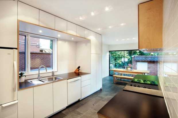 Minimalistyczny Eksterier Eksterier rozbudowanego domu w stylu minimalistycznym 2026. Nowoczesna bryła.