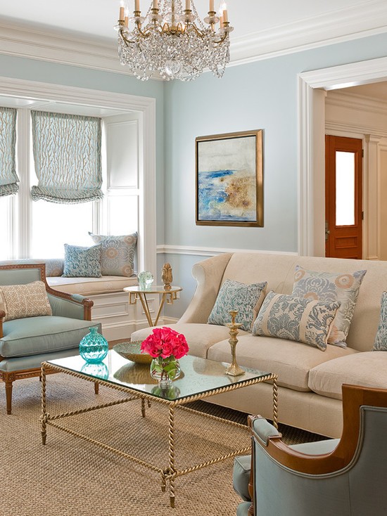 Błękitny salon: Natura Aranżacja błękitnego salonu. Kojące wnętrze z roślinami doniczkowymi i naturalnym światłem.