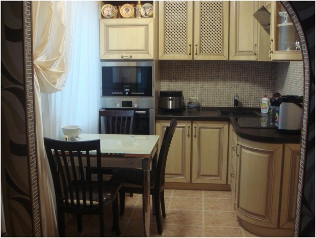 Mała kuchnia: Wbudowane AGD Przemyślana aranżacja małej kuchni z wbudowanym sprzętem AGD dla oszczędności miejsca