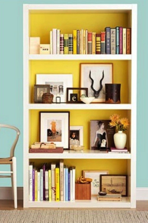 Dodatki: charakter wnętrza Dekoracja wnętrz 2026: dodatki na półkach w przytulnym wnętrzu salonu.