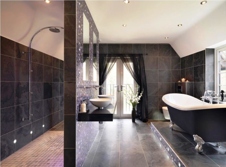 Elegancja w Detalu Elegancka wanna na nóżkach z mozaikowym fartuchem. Wyrafinowany design łazienki.