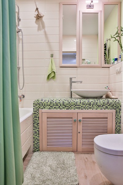 Stylowa beżowa łazienka z wanną i dekoracyjnymi dodatkami 2026.