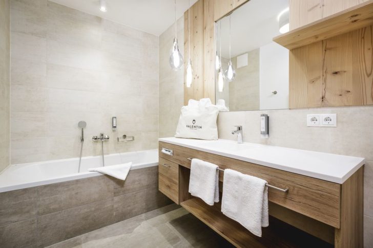 Beżowa łazienka z drewnem: jak uniknąć błędów i cieszyć się nią lata — Beżowa łazienka