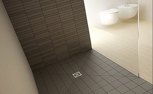 Boho Wanna w Sypialni Sypialnia z wanną w stylu boho, z roślinami i naturalnymi materiałami, tworząca unikalny klimat.