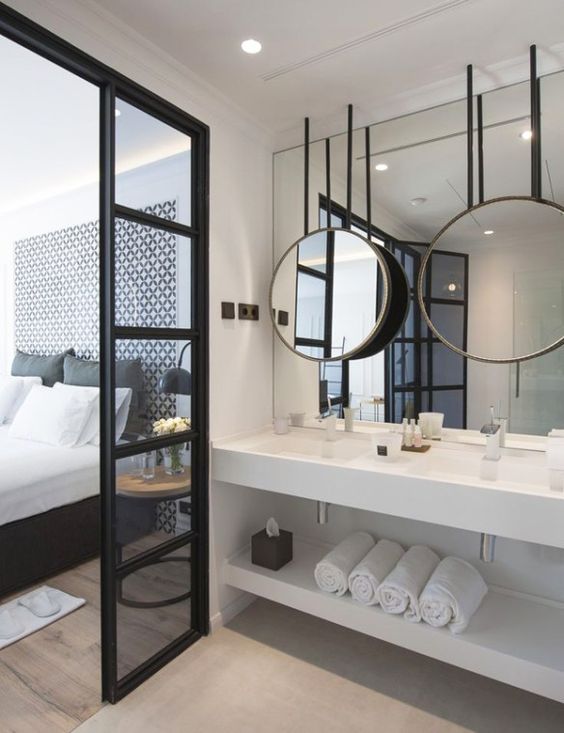 Wanna z widokiem Elegancka wanna w sypialni z widokiem – komfort i styl w jednym.