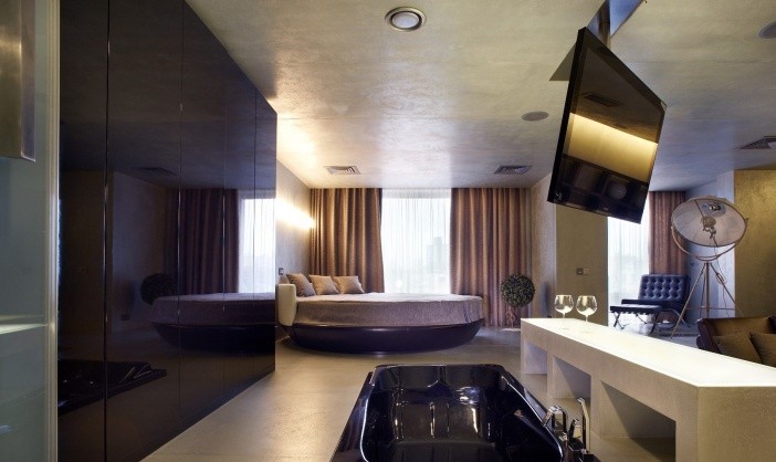 Minimalizm w sypialni Wanna w sypialni w stylu minimalistycznym – prostota i funkcjonalność.