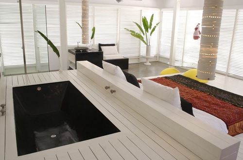 Luksusowy relaks w sypialni Luksusowa sypialnia z wanną – idealne miejsce na relaks po ciężkim dniu.