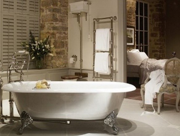 Światło i relaks Przestronna sypialnia z wanną, naturalne światło – idealne połączenie relaksu i estetyki.