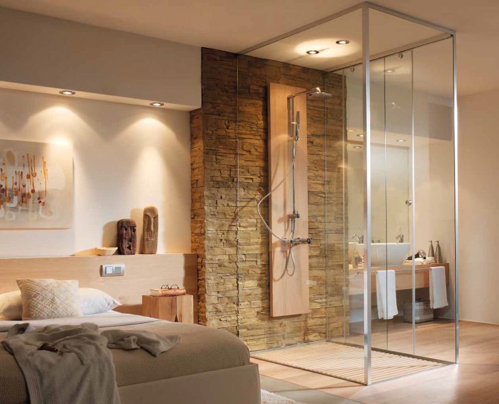 Hydroizolacja i wentylacja Aranżacja sypialni z wanną, hydroizolacja i wentylacja kluczowe dla komfortu i bezpieczeństwa.