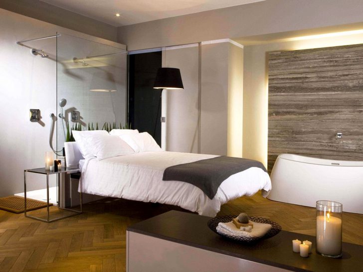 Romantyczna atmosfera Romantyczna sypialnia z wanną, świece i relaksująca atmosfera sprzyjają odpoczynkowi.