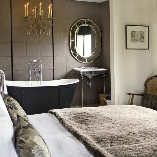 Funkcjonalność i estetyka Wanna w sypialni: połączenie funkcjonalności i estetyki, idealne rozwiązanie dla wymagających.