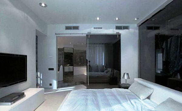 Wodoodporne meble: Komfort Stylowa wanna w sypialni z elementami wodoodpornych mebli, idealna na 2026 rok.