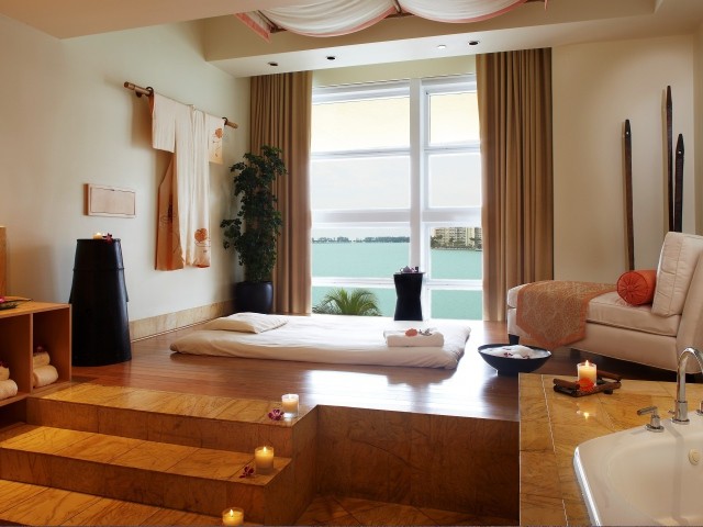 Minimalizm: Prostota i elegancja Elegancka wanna w sypialni w stylu minimalistycznym, popularnym trendem w 2026 roku.