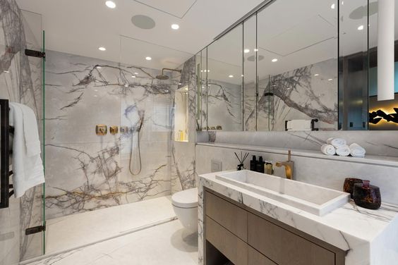 Inteligentna łazienka marzeń Elegancka łazienka high-tech z inteligentnymi rozwiązaniami i minimalistycznym wykończeniem.