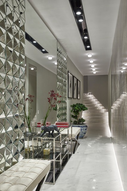 Biel i światło w korytarzu Klasyczny biały sufit podwieszany z punktowym oświetleniem w korytarzu, idealny do małego mieszkania.