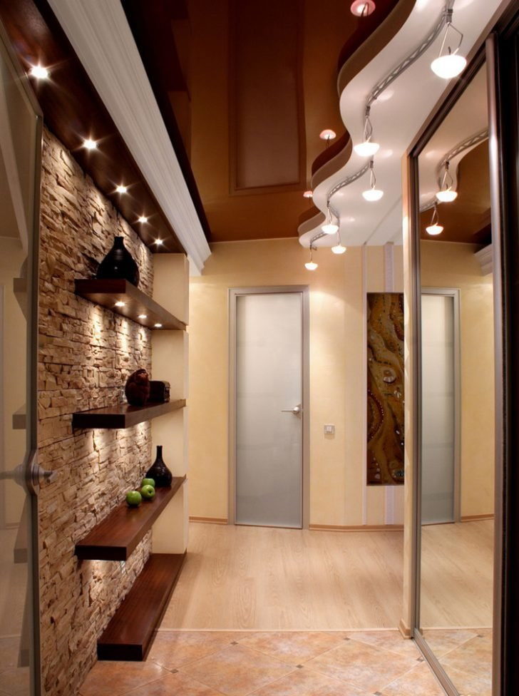 Falujący design sufitu Oryginalny sufit napinany z gips-kartonem i podświetleniem LED w korytarzu.