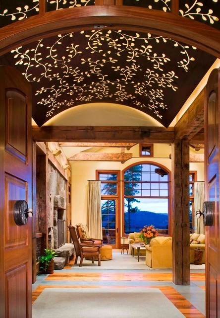 Loftowy czarny sufit Czarny, sklepiony sufit w przestronnym korytarzu – efektowny design w stylu loft 2026.