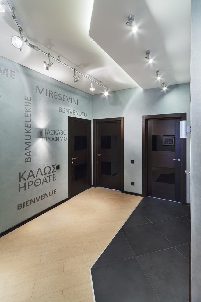 Strefowe oświetlenie korytarza Reflektory punktowe do oświetlenia strefowego w długim korytarzu w małym mieszkaniu 2026.