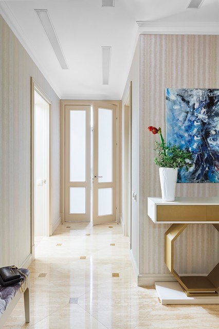 Jasny korytarz, duży efekt! Jasny sufit w wąskim korytarzu optycznie powiększa przestrzeń z nowoczesnym oświetleniem LED.