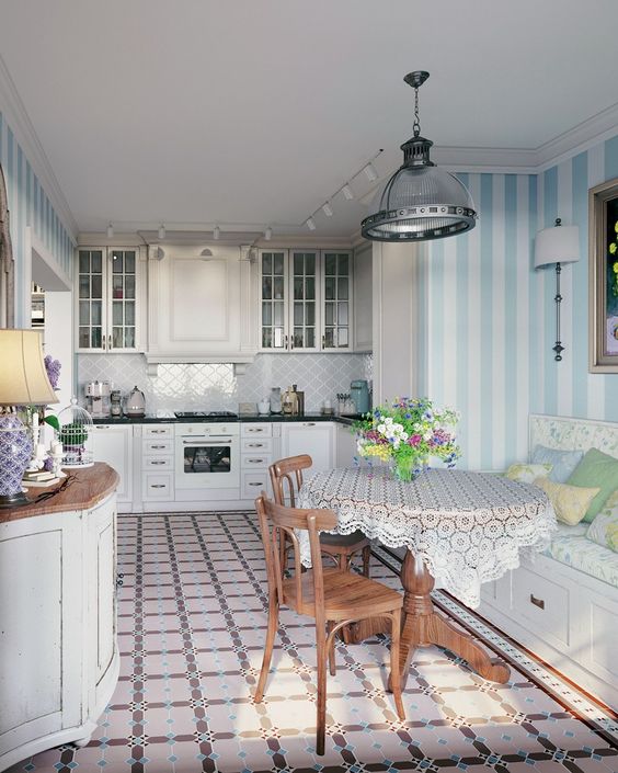 Kuchnia retro: Jasność Jasna kuchnia w stylu retro z pastelowymi kolorami i otwartymi półkami.