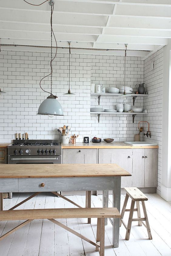 Duży stół Przestronna kuchnia w stylu rustykalnym z dużym drewnianym stołem i krzesłami.