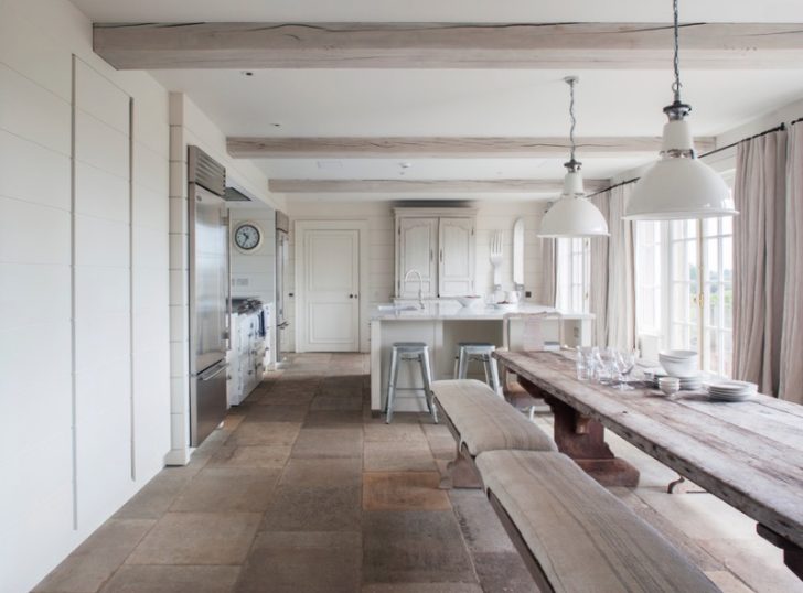 Kamienna Podłoga Retro Podłoga z imitacją naturalnego kamienia w kuchni w stylu retro.