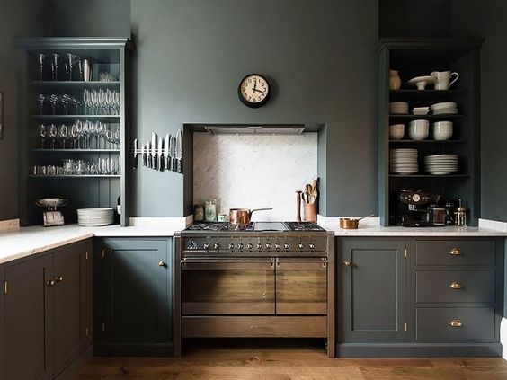 Rustykalne Drewno w Kuchni Rustykalne drewniane elementy w kuchni w stylu retro, naturalne wykończenie i detale.